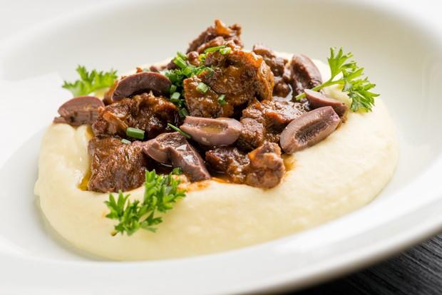 Receita: carne ao molho de vinho com mousseline de batata