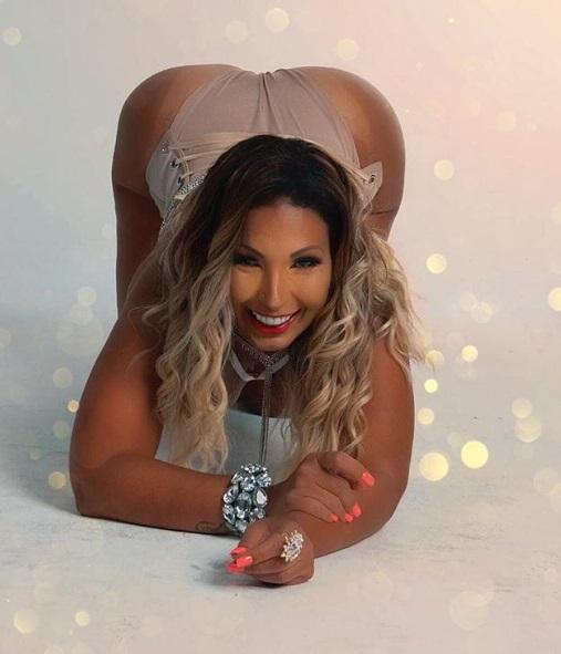 Valesca Popozuda posa de bumbum pra cima e fã dispara: 