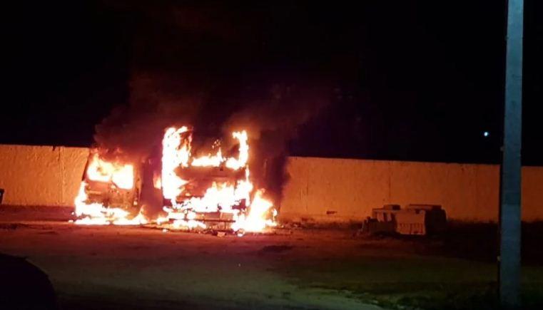 Ambulância e ônibus escolar são incendiados em Barra de Santana