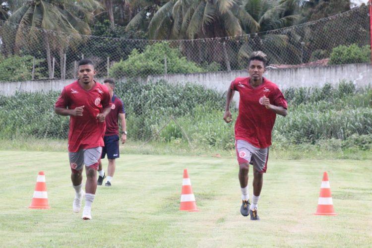 América anuncia contratações do lateral Joazi e do meia Roger Gaúcho