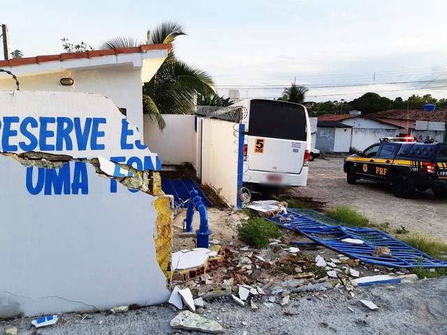Ao tentar fugir de blitz, motorista de micro-ônibus bate em carro, derruba muro e quase atropela agente da PRF no RN