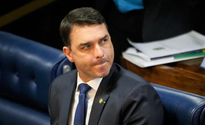 Assessora de Flávio Bolsonaro repassou ao marido 60% da verba eleitoral