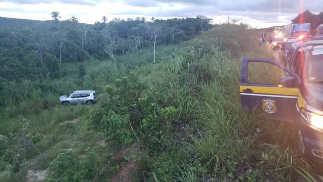 Bandidos assaltam posto de gasolina na BR-304, trocam tiros com a polícia e fogem pelo matagal no RN