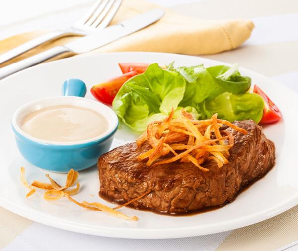 Bife de maminha com crisps de cebola
