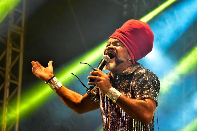 Carnaval de Natal é aberto com baile de máscaras e show de Carlinhos Brown