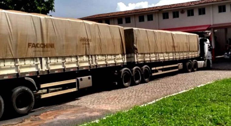 Carreta com quase 100 toneladas de feijão é apreendida