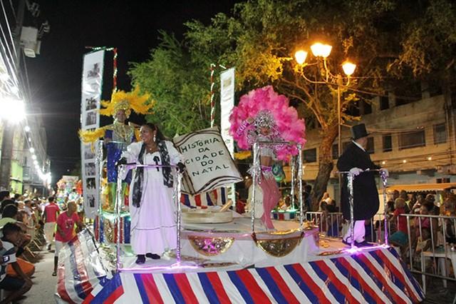 Confira a programação dos desfiles das escolas de samba e tribos de índios no carnaval de Natal