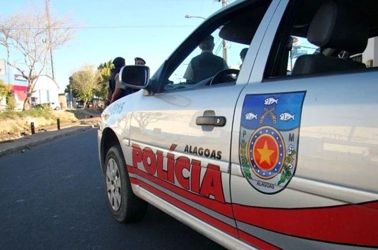 Dupla armada rende funcionário e arromba cofre de posto de combustível