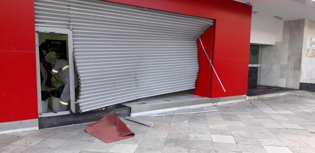 Grupo armado usa carro para arrombar porta de loja de telefonia e rouba TV e monitor em Natal