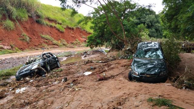 Mãe e filha morrem após carro ser arrastado pela enxurrada em Bauru