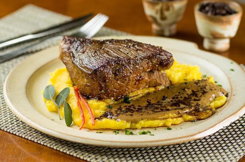 Mole mexicano com carne e café