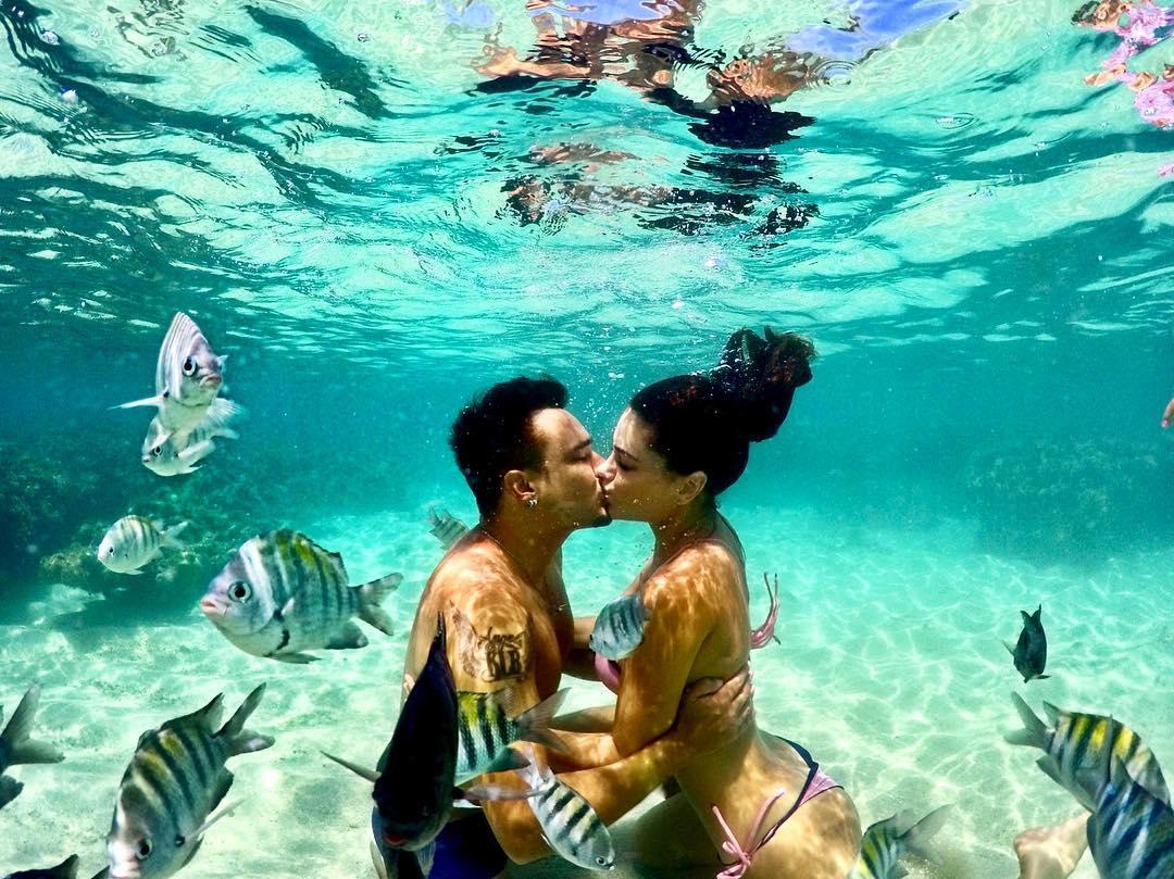 Natália Guimarães posa com Leandro embaixo d'água e revela detalhe inusitado da foto