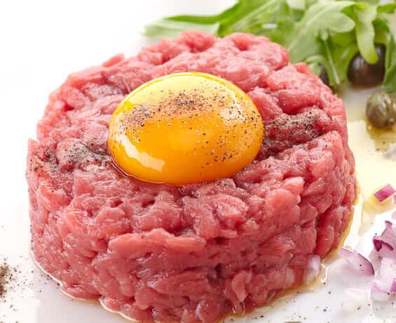 Steak tartare com trufa negra