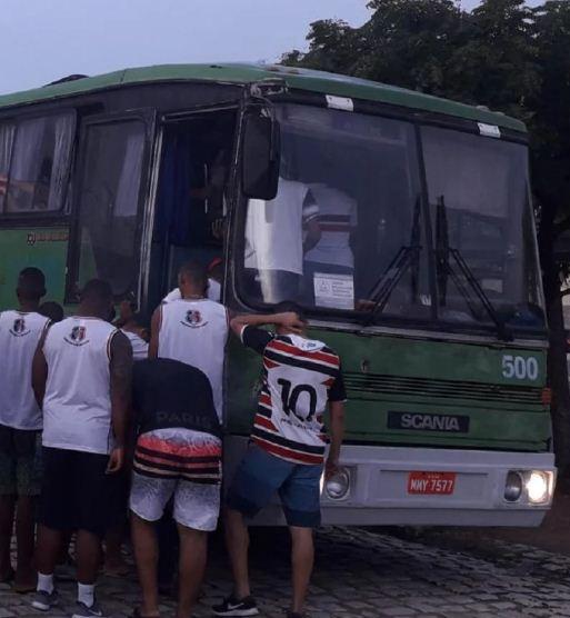 Torcedores do Santa Cruz/PE são suspeitos de arrastão em posto