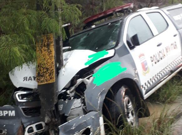 Viatura da PM aquaplana e colide contra poste em Parnamirim