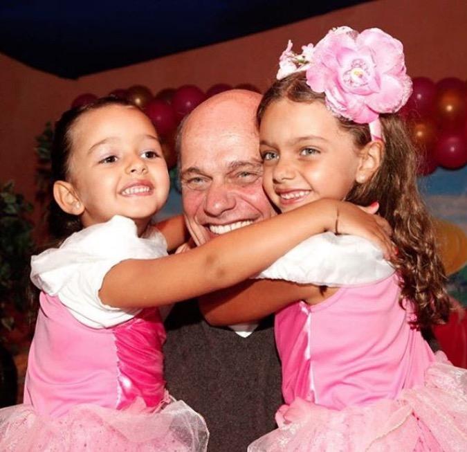 Viúva posta foto de Ricardo Boechat com a filhas: 