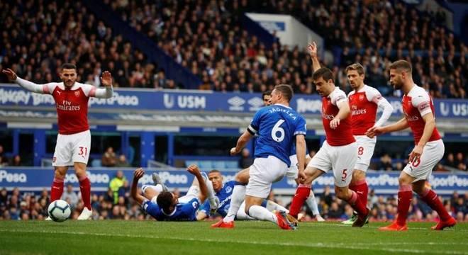Arsenal faz jogo abaixo da média e perde para o Everton fora de casa