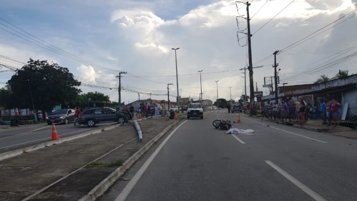 Atingido por carro, poste cai e mata mulher que estava em garupa de moto