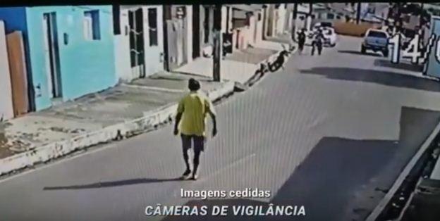 Câmeras de segurança registram o assassinato de um homem a facadas