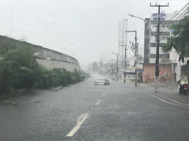 Chuva deixa o trânsito lento em Natal; confira pontos de alagamento