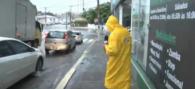 Chuvas alagam ruas e derrubam muro de quadra na Cidade Alta