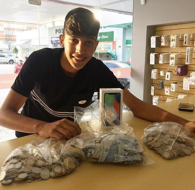 Estudante na Paraíba passa 3 anos juntado moedas e notas de R$ 2 para comprar iPhone X