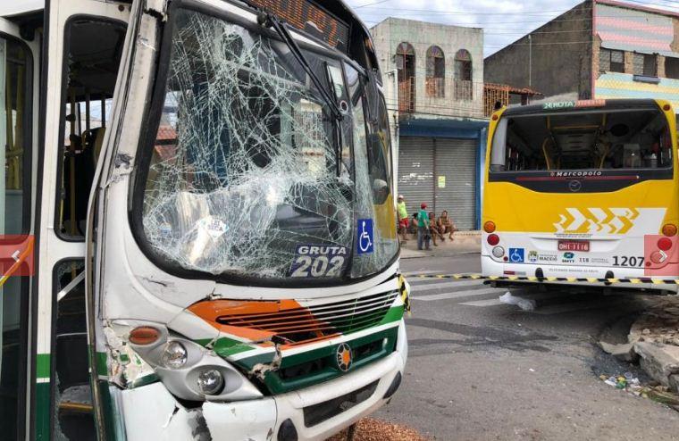 Ônibus colidem e deixam 6 feridos na Ponta Grossa, em Maceió. Veja!