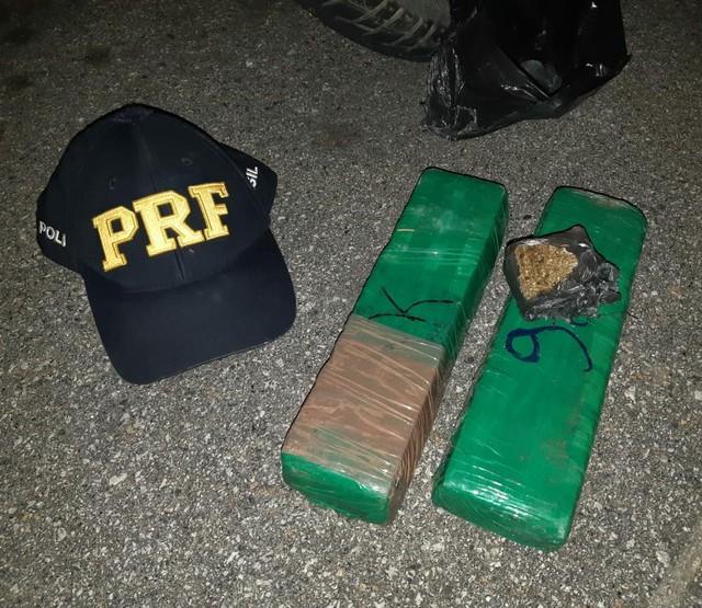 PRF apreende droga, arma e moto roubada em fiscalizações no RN; suspeitos são presos
