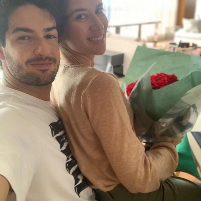 Rebeca Abravanel posa com buquê de flores e se declara para Pato
