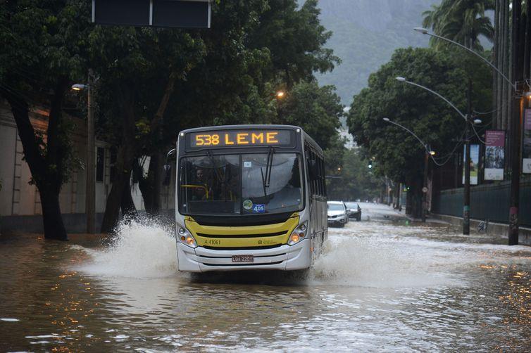 Rio está em situação de crise há mais de 30 horas por causa de chuva
