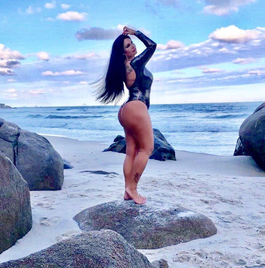 Solange Gomes exibe bumbum avantajado ao posar com maiô cavado e fã dispara: 