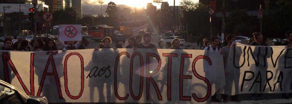 ESTUDANTES DA USP SAEM ÀS RUAS AO NASCER DO SOL