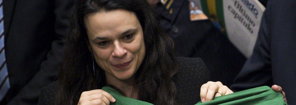 JANAINA: BOLSONARO “PRECISA, URGENTEMENTE, TROCAR SEUS ASSESSORES”