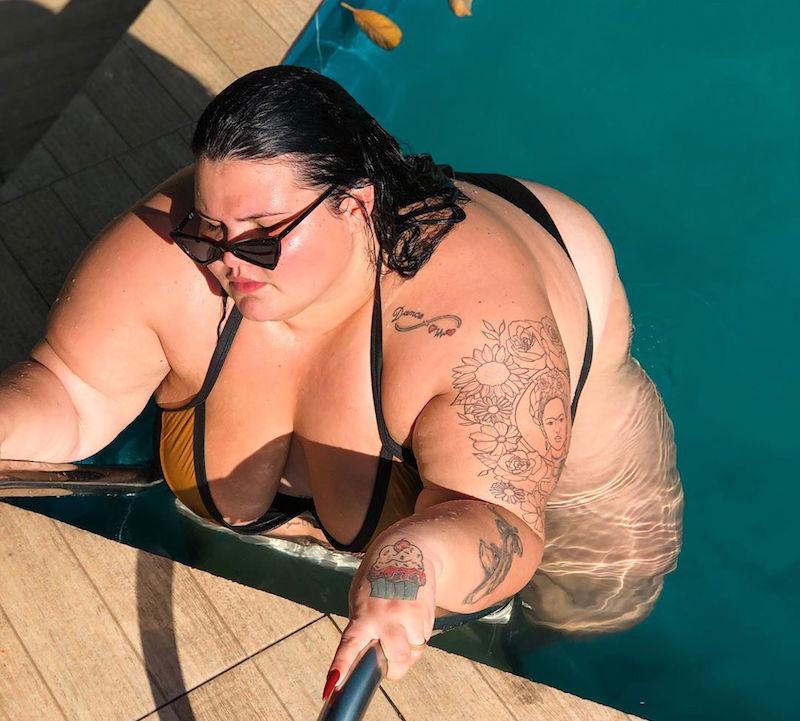 Thais Carla posa de biquíni em piscina: 