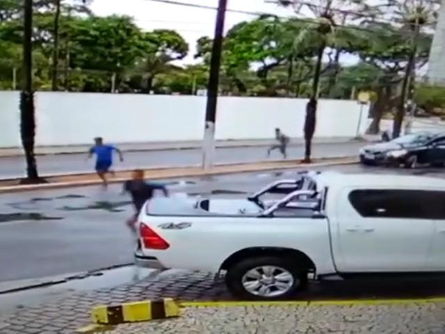 Trio bate carro roubado ao tentar escapar de blitz da Lei Seca em Natal; veja vídeo