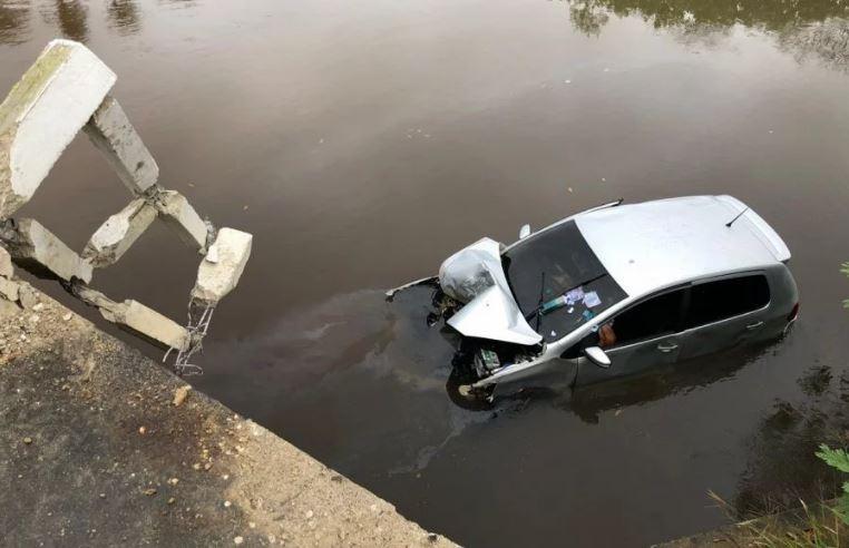 Carro cai no Rio Pratagy após condutor perder o controle do veículo