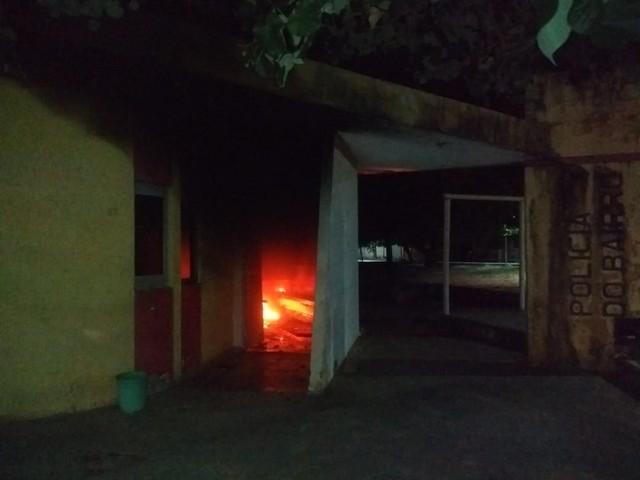 Criminosos ateiam fogo em base da Polícia Militar desativada em Natal