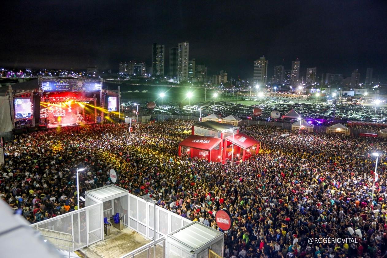 FOTOS: Saia Rodada e Cavaleiros do Forró agitam noite de domingo no São João de Natal