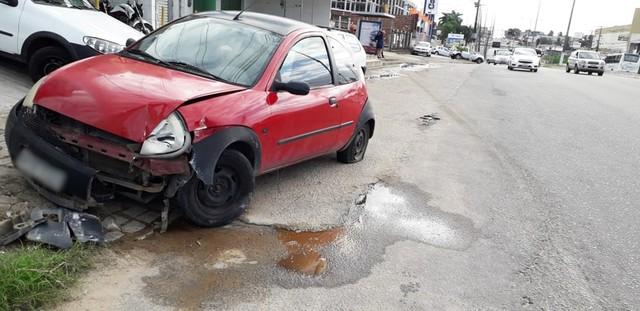 Ladrões batem carro roubado após perseguição policial na Zona Norte de Natal; dois são detidos