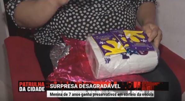 Menina de 7 anos ganha camisinhas em sorteio junino da escola