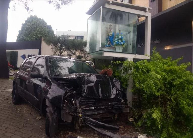 Motorista de aplicativo é sequestrado e suspeitos batem com carro