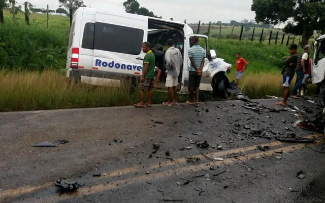 Van e carreta batem de frente e deixa 8 mortos em rodovia da Bahia