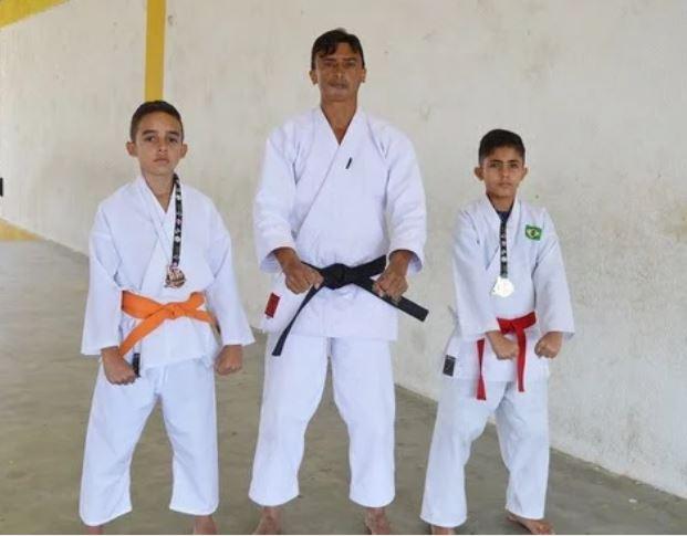 Alunos de escola pública de CG são medalhistas em competição de karatê