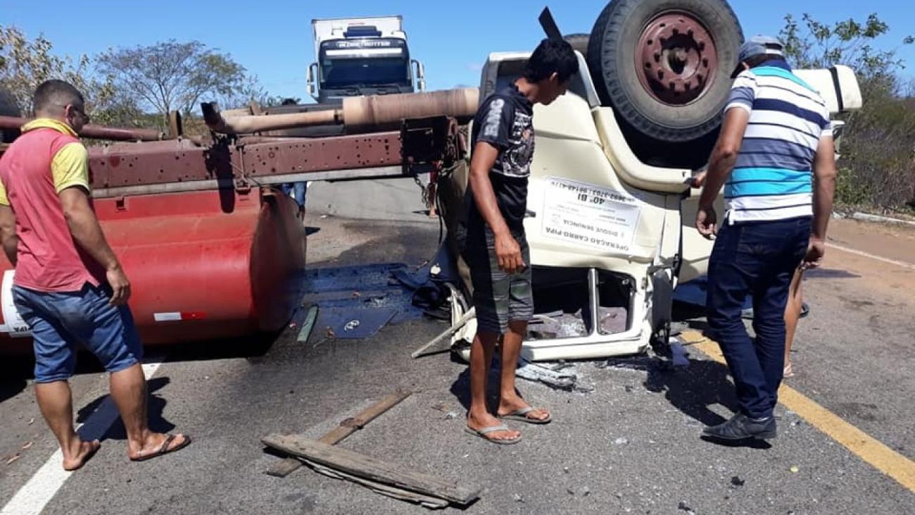 Caminhão capota na BR-020 após motorista perder o controle do veículo