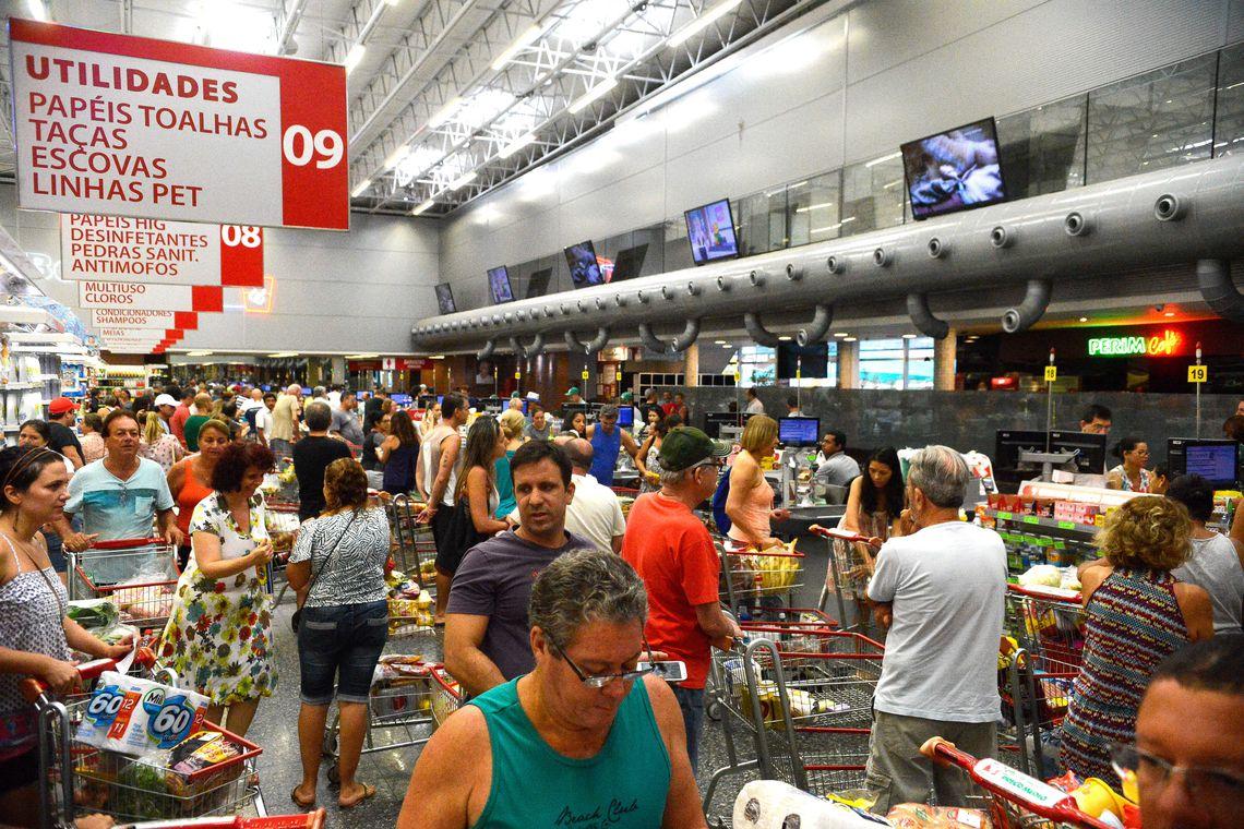 Confiança do Consumidor recua 0,4 ponto em julho, diz FGV