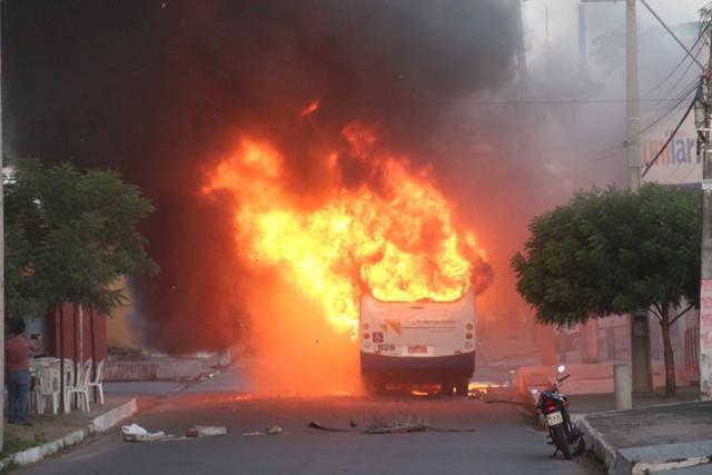 Ônibus pega fogo na Grande Natal