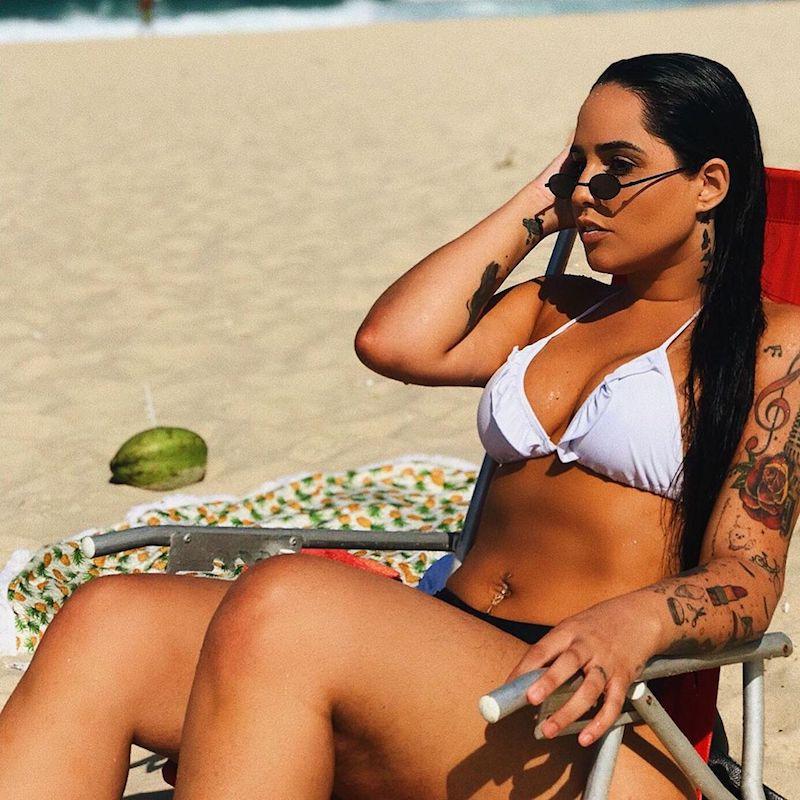 Perlla posa de biquíni e exibe boa forma em praia do Rio