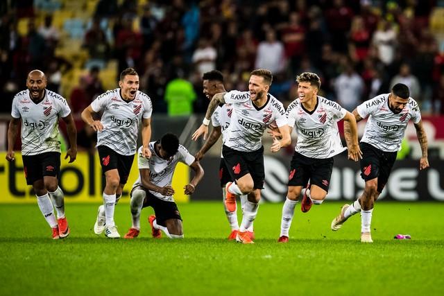 Só no sintético? Athletico comemora vaga no Maracanã do Flamengo, e jogadores desabafam
