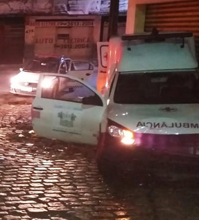 Adolescentes roubam ambulância e fazem série de assaltos na Grande Natal, diz PM