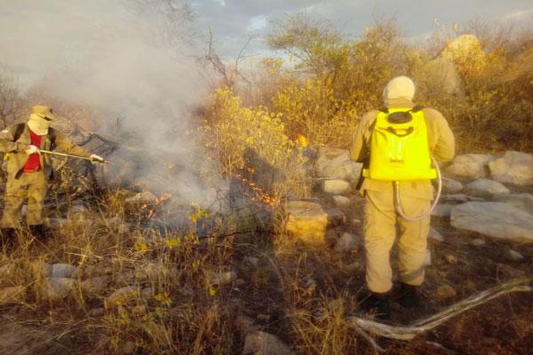 Bombeiros controlam incêndio florestal após três dias em Zona Rural do RN